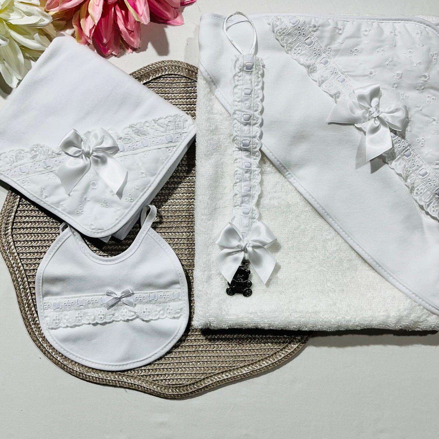 Conjunto bordado inglês - Toalha de banho, babete, fralda e prende chupeta para bebé - Com ou Sem personalização