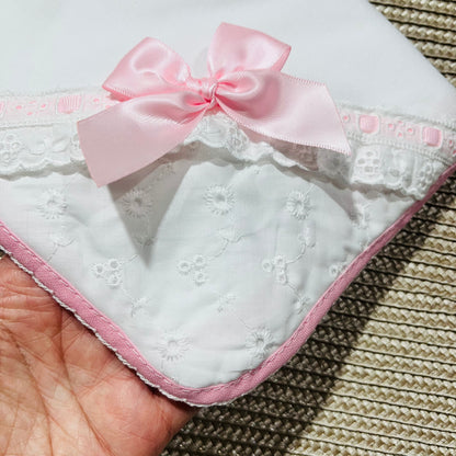 Fralda em algodão com lacinho e bordado inglês - Com ou Sem personalização