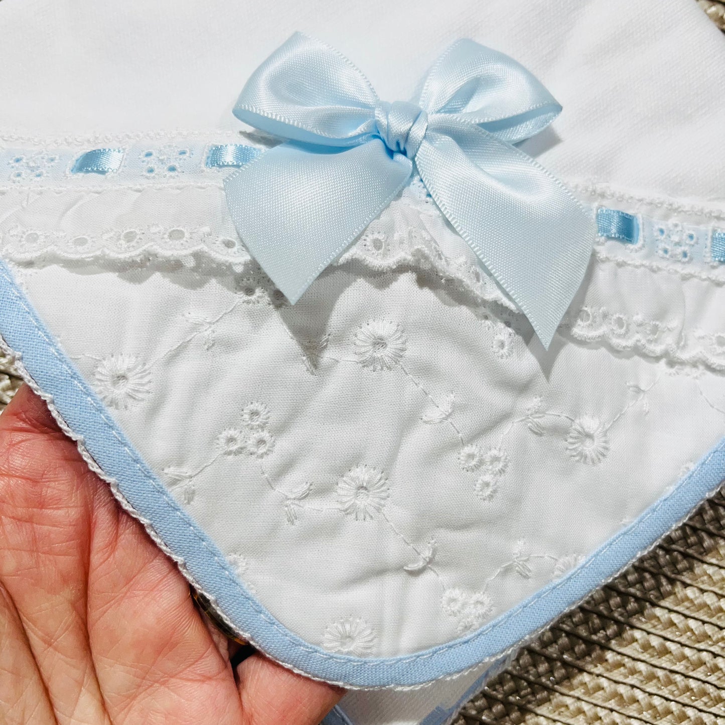 Fralda em algodão com lacinho e bordado inglês - Com ou Sem personalização