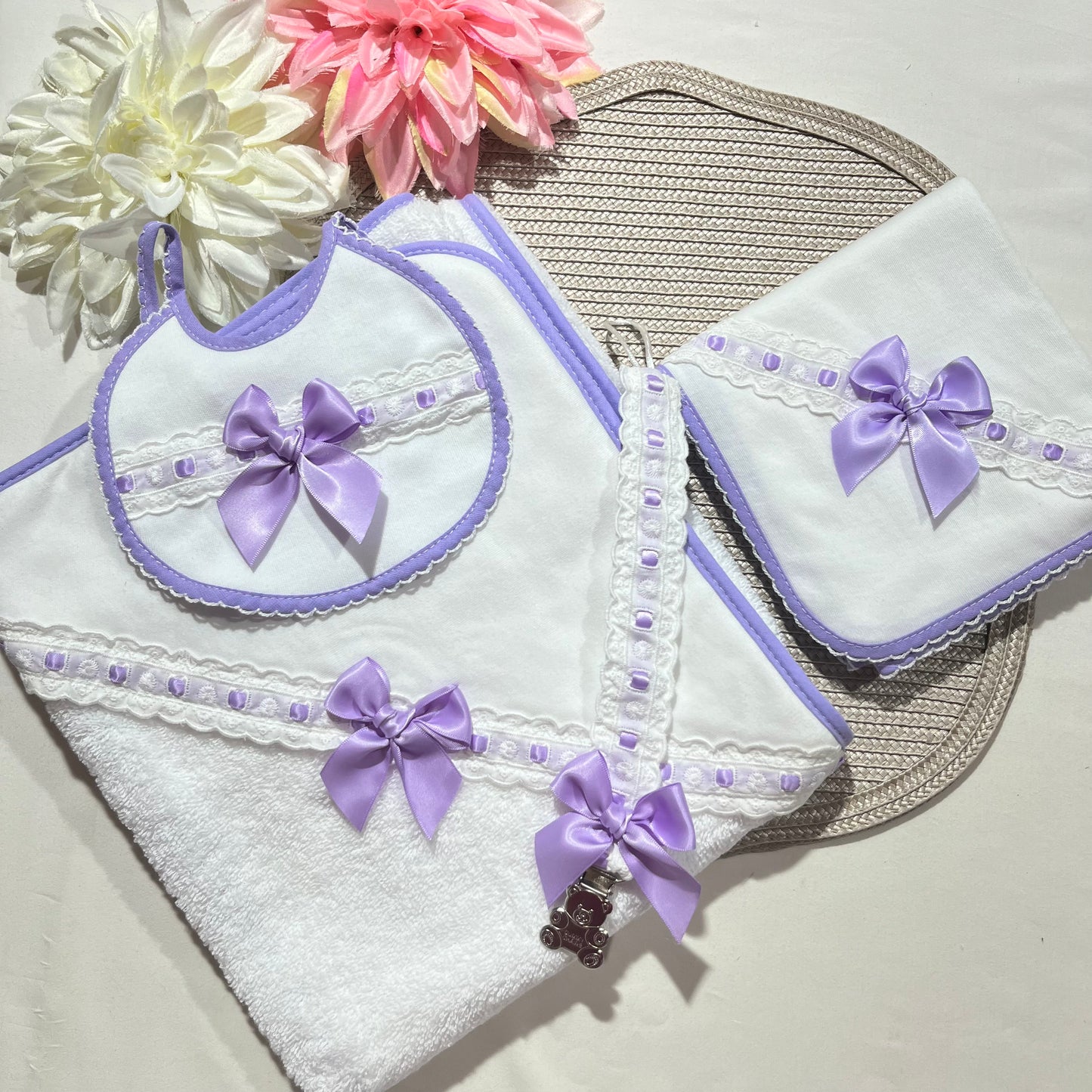 Conjunto de toalha de banho, babete, fralda e prende chupeta para bebé