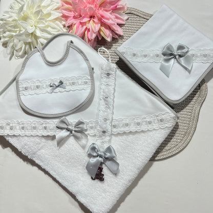Conjunto de toalha de banho, babete, fralda e prende chupeta para bebé
