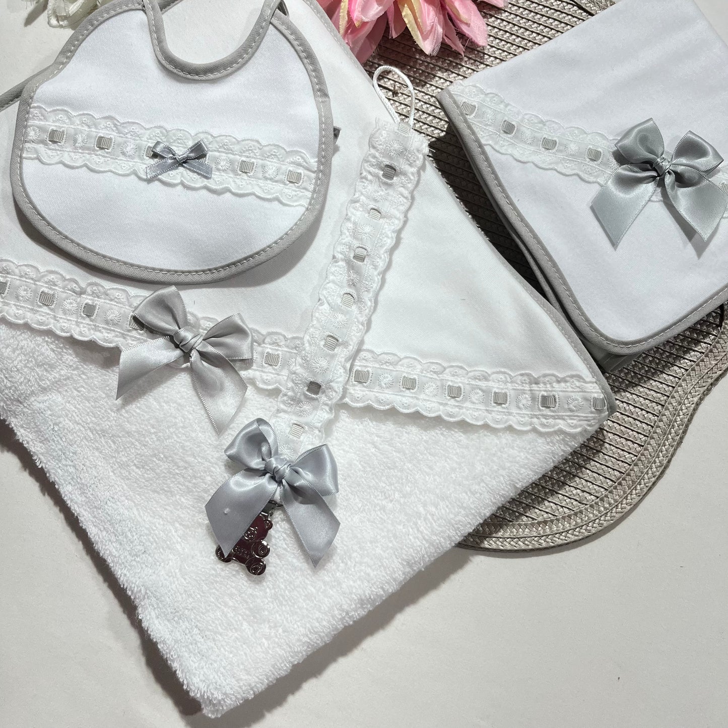 Conjunto de toalha de banho, babete, fralda e prende chupeta para bebé