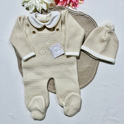 Conjunto saída de maternidade para bebé - Jardineira, blusa e gorro - Areia
