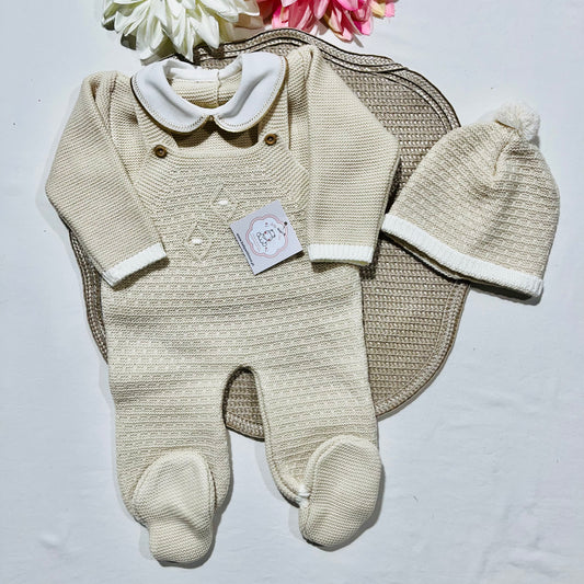 Conjunto saída de maternidade para bebé - Jardineira, blusa e gorro - Areia
