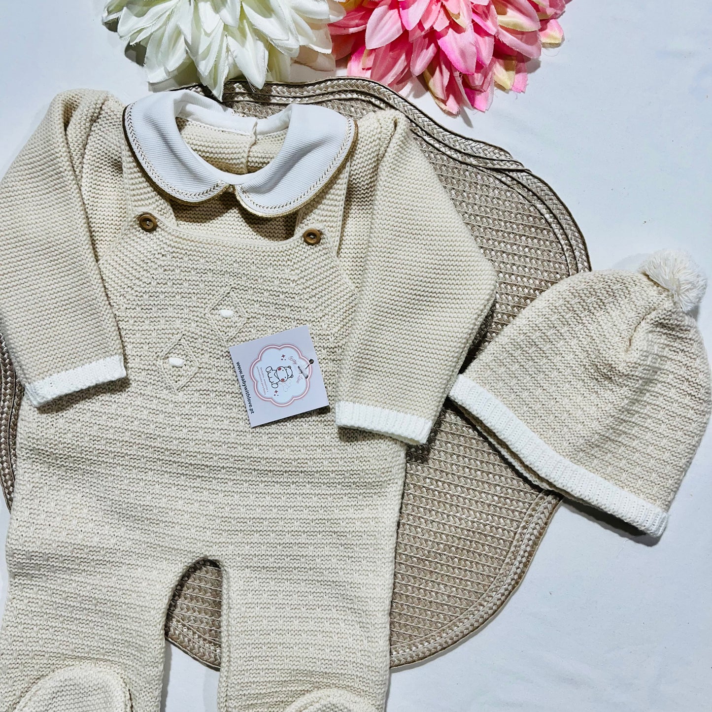 Conjunto saída de maternidade para bebé - Jardineira, blusa e gorro - Areia