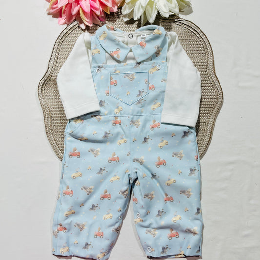 Conjunto de jardineira e camisola para bebé - carrinhos