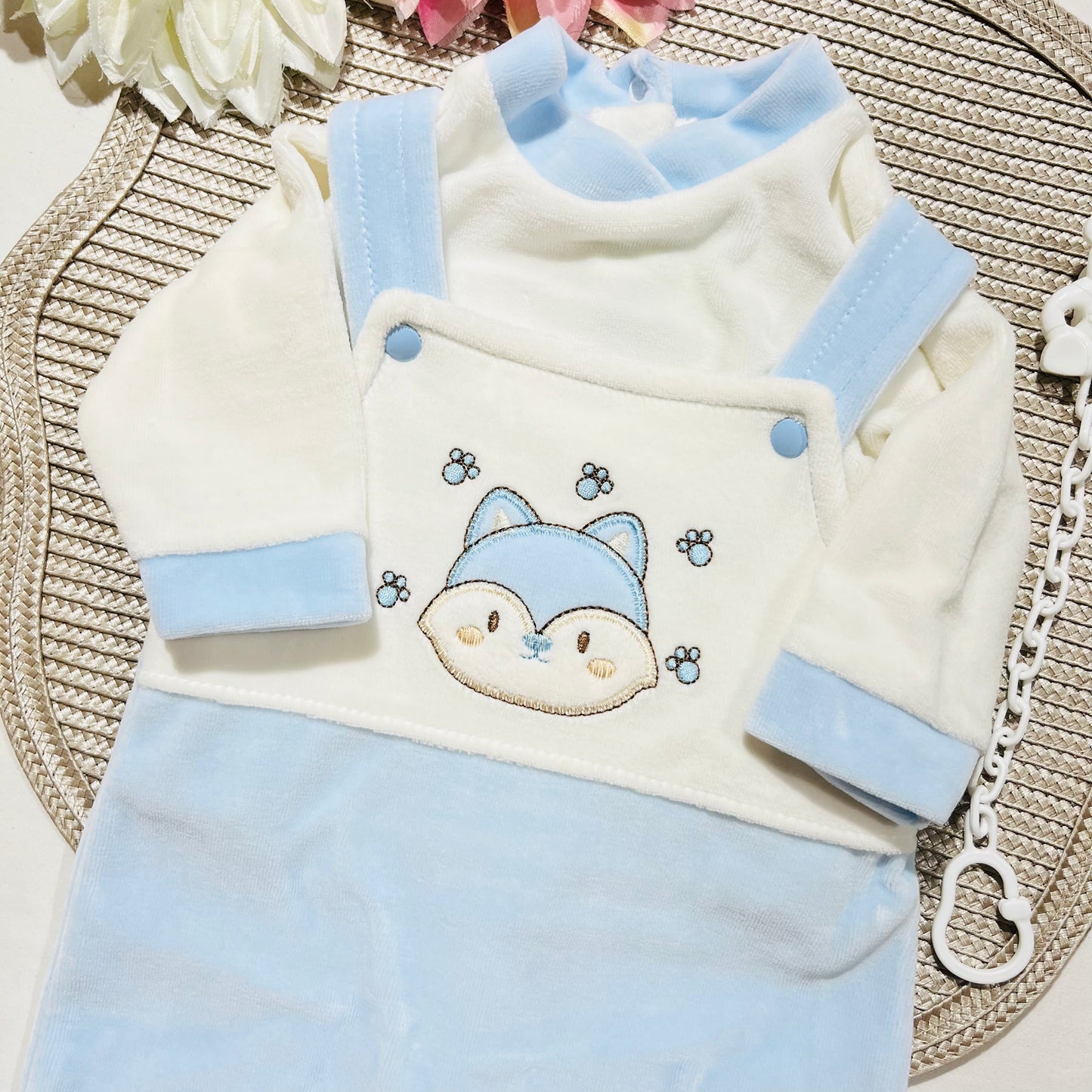 Conjunto jardineira bebé "Gatito" com prende chucha em veludo - Azul