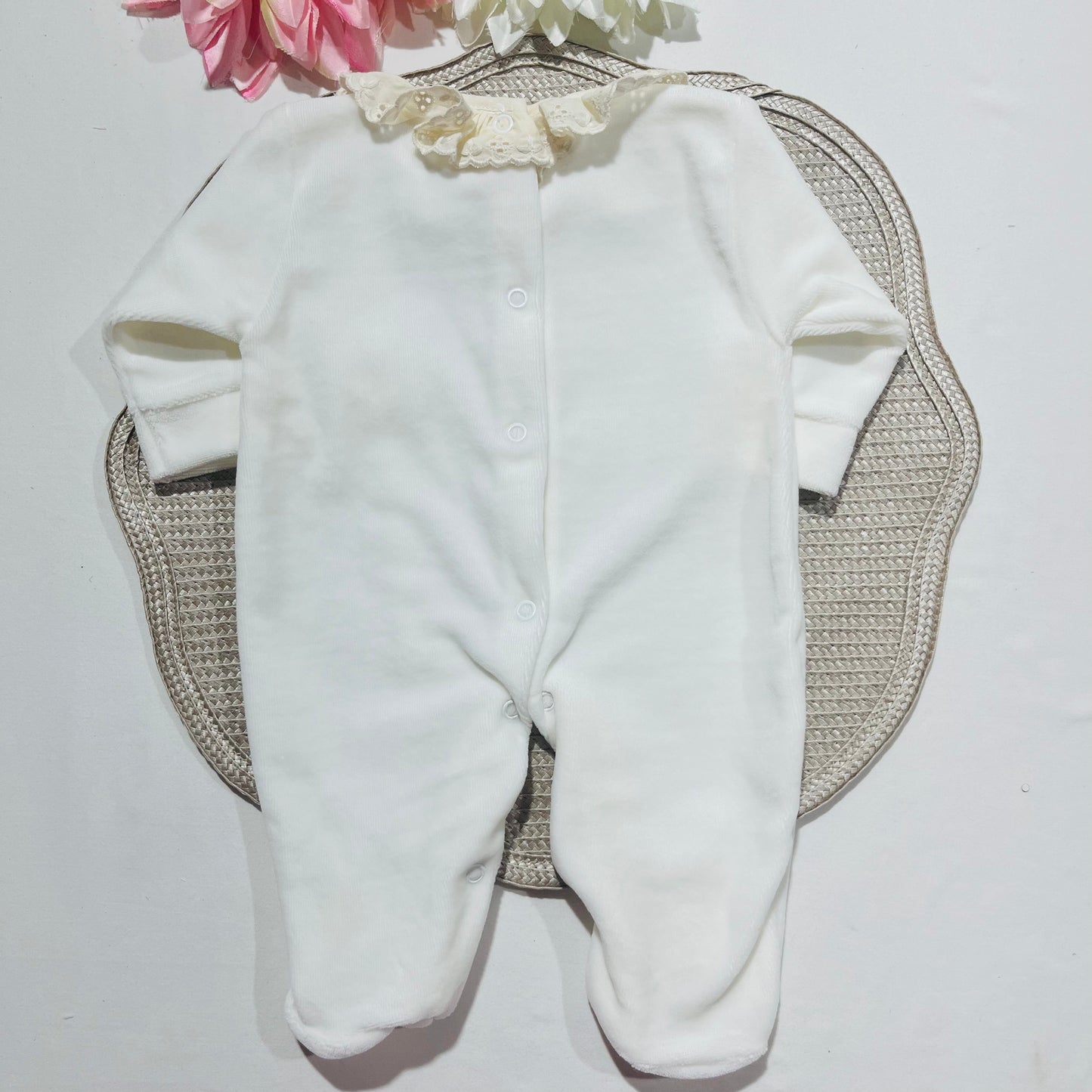 Babygrow em veludo bordado inglês clássico - Pérola - 0,1 e 2M