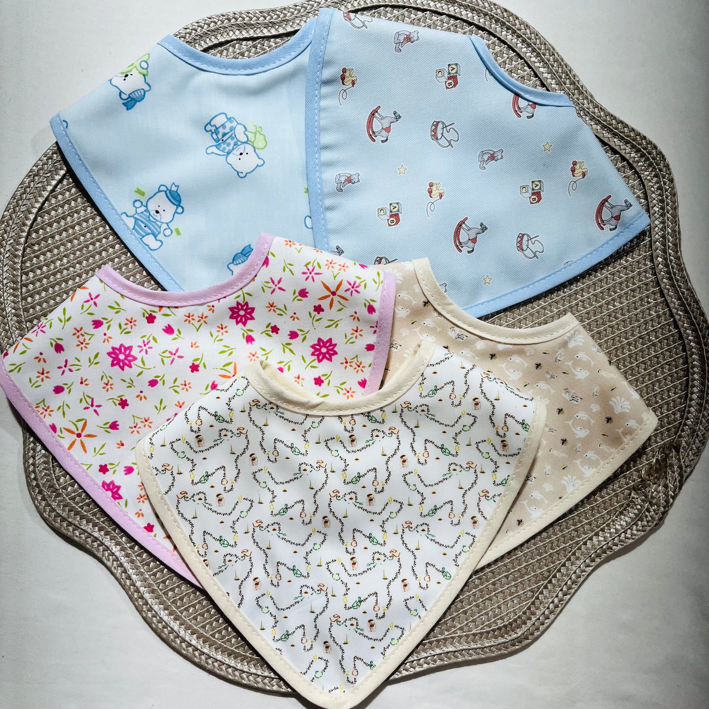 Bandana de bebé impermeável - Varios padrões e cores