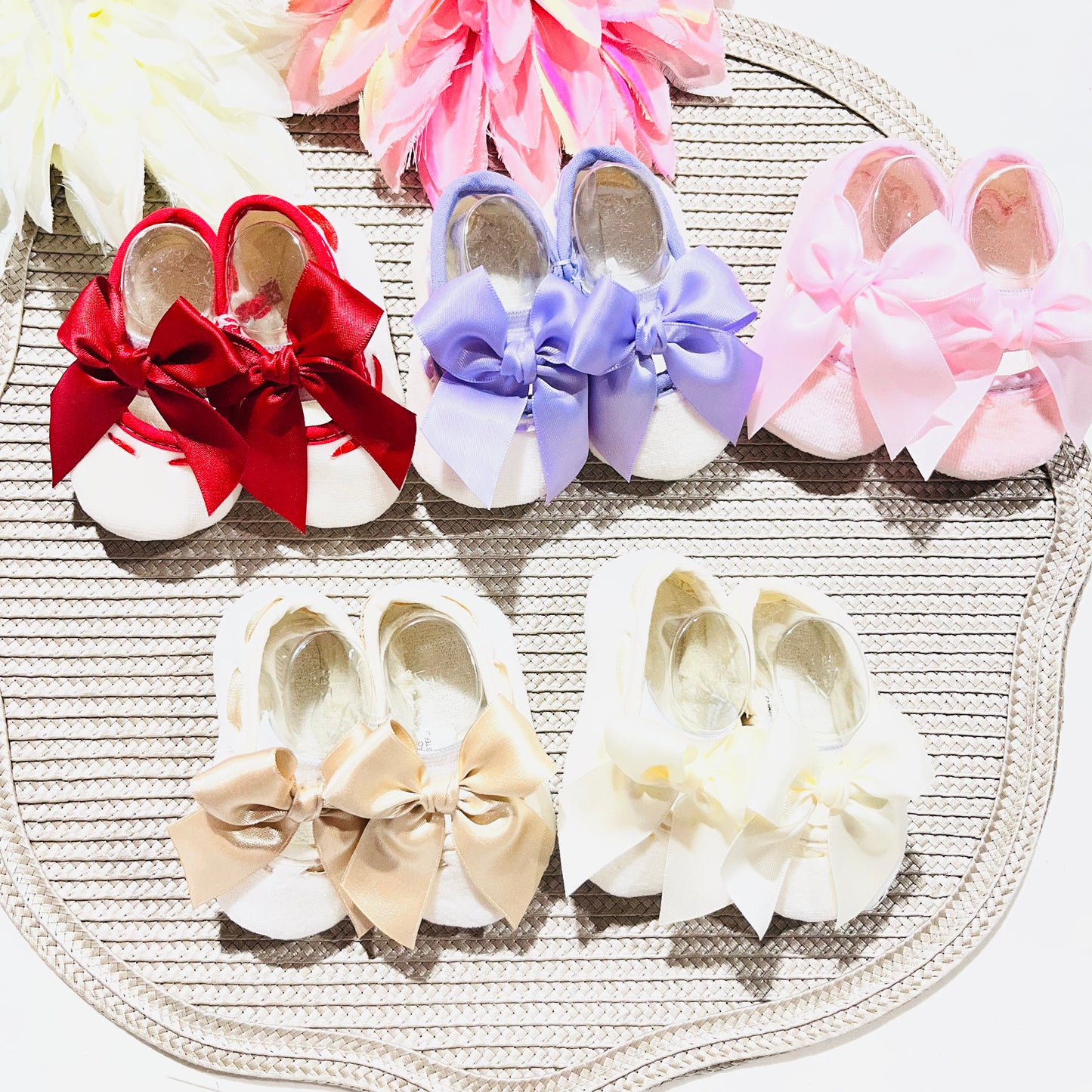 Sapatinhos de veludo com laço para bebé