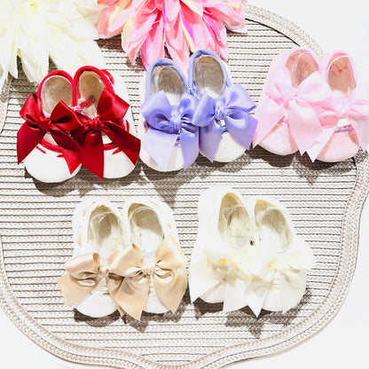 Sapatinhos de veludo com laço para bebé