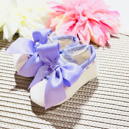 Sapatinhos de veludo com laço para bebé