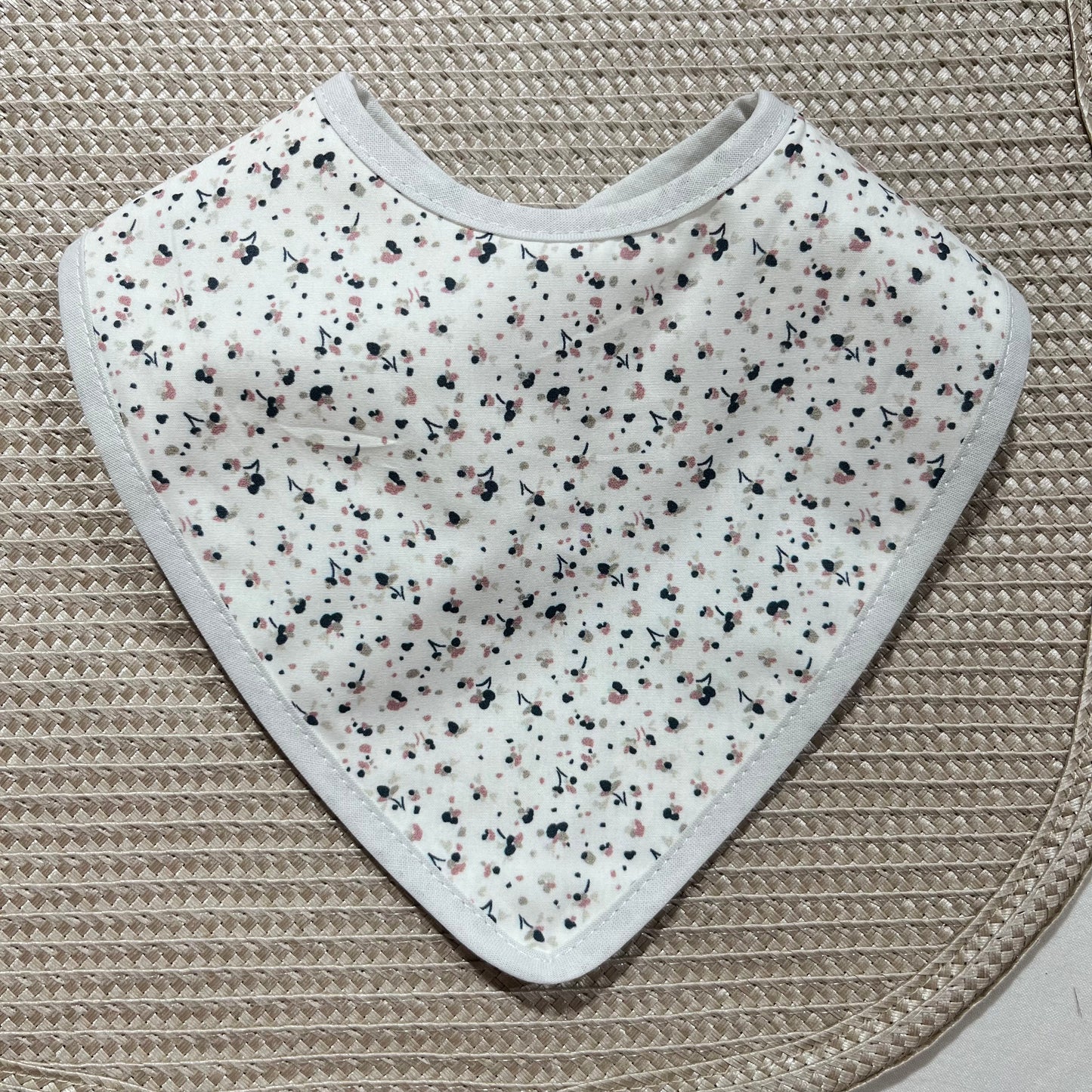 Bandana de bebé impermeável - Vários padrões e cores